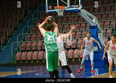 Orenburg, Russland - 13-16. Juni 2019: Männer spielen Basketball im interregionalen Finale der Amateur Basketball League im Wolga Federal District Stockfoto