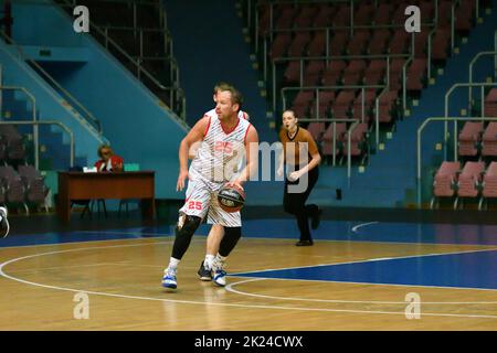 Orenburg, Russland - 13-16. Juni 2019: Männer spielen Basketball im interregionalen Finale der Amateur Basketball League im Wolga Federal District Stockfoto