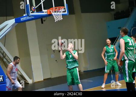 Orenburg, Russland - 13-16. Juni 2019: Männer spielen Basketball im interregionalen Finale der Amateur Basketball League im Wolga Federal District Stockfoto