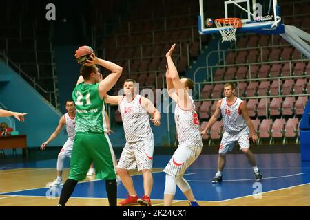 Orenburg, Russland - 13-16. Juni 2019: Männer spielen Basketball im interregionalen Finale der Amateur Basketball League im Wolga Federal District Stockfoto