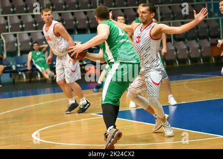 Orenburg, Russland - 13-16. Juni 2019: Männer spielen Basketball im interregionalen Finale der Amateur Basketball League im Wolga Federal District Stockfoto