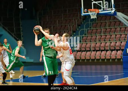 Orenburg, Russland - 13-16. Juni 2019: Männer spielen Basketball im interregionalen Finale der Amateur Basketball League im Wolga Federal District Stockfoto