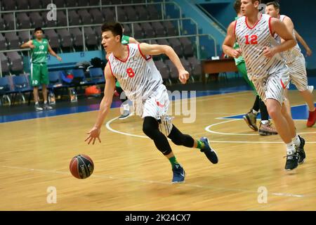 Orenburg, Russland - 13-16. Juni 2019: Männer spielen Basketball im interregionalen Finale der Amateur Basketball League im Wolga Federal District Stockfoto