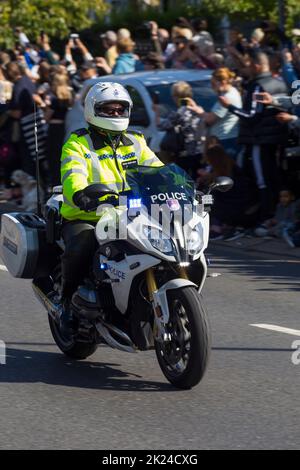 Gekennzeichnete Polizei Motorrad / Motorrad / Motorrad / Motorrad Reisen mit niedriger Geschwindigkeit während einer Veranstaltung. Der Fahrer/Fahrer ist Teil der Special Escort Group. VEREINIGTES KÖNIGREICH. (132) Stockfoto