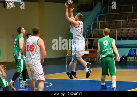 Orenburg, Russland - 13-16. Juni 2019: Männer spielen Basketball im interregionalen Finale der Amateur Basketball League im Wolga Federal District Stockfoto