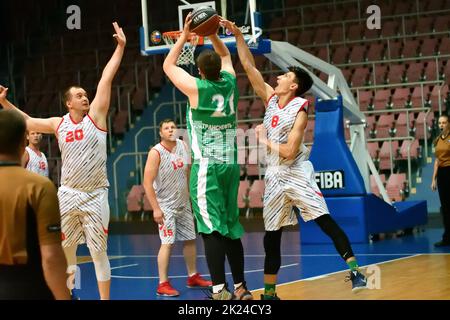 Orenburg, Russland - 13-16. Juni 2019: Männer spielen Basketball im interregionalen Finale der Amateur Basketball League im Wolga Federal District Stockfoto