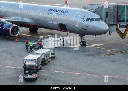 Prag, Tschechische Republik - 28. Juli 2018: Bodenpersonal laden Gepäck Fracht in Aeroflot Airbus A321 auf dem Flughafen Ruzyne, Vaclav Havel. F Stockfoto