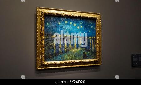 Paris, Frankreich - 30. Dezember 2021: Gemälde Sternennacht über der Rhone von Vincent van Gogh Gemälde im Museum d'Orsay in Paris, Frankreich. Stockfoto