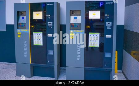 Dortmund, Deutschland - 04. Januar 2022: Kostenpflichtiger Parkautomat, Easy Pay SKIDATA im Terminalgebäude des Dortmunder Flughafens in Deutschland. Stockfoto