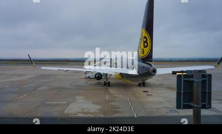 Dortmund, Deutschland - 04. Januar 2022: Schwarz-gelbes Flugzeug mit Logo des deutschen Fußballvereins Borussia Dortmund BVB Stockfoto