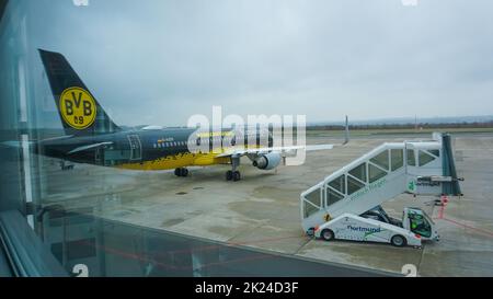 Dortmund, Deutschland - 04. Januar 2022: Schwarz-gelbes Flugzeug mit Logo des deutschen Fußballvereins Borussia Dortmund BVB Stockfoto
