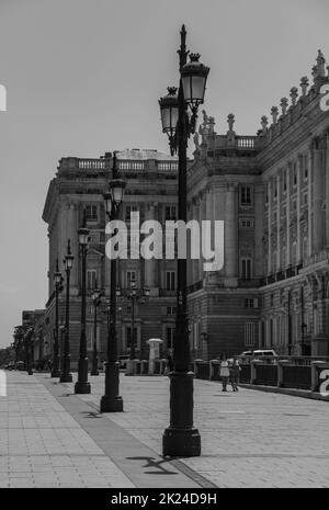 Ein schwarz-weiß Bild von der Straße vor dem Palacio Real de Madrid. Stockfoto