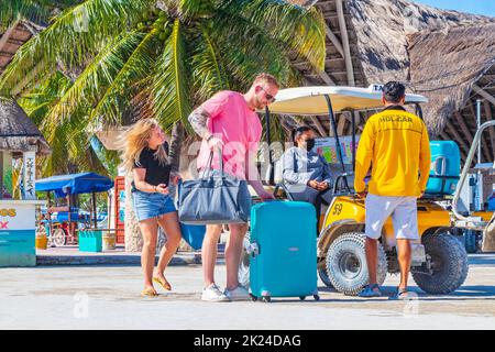 Holbox Mexiko 21. Dezember 2021 Golf Cart Taxi Autos Wagen und Service im Dorf auf Holbox Insel Mexiko. Stockfoto