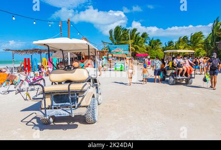 Holbox Mexiko 22. Dezember 2021 Golfwagen fahren am Strand und an der Sandbank auf der Holbox-Insel Mexiko. Stockfoto