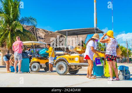 Holbox Mexiko 21. Dezember 2021 Golf Cart Taxi Autos Wagen und Service im Dorf auf Holbox Insel Mexiko. Stockfoto