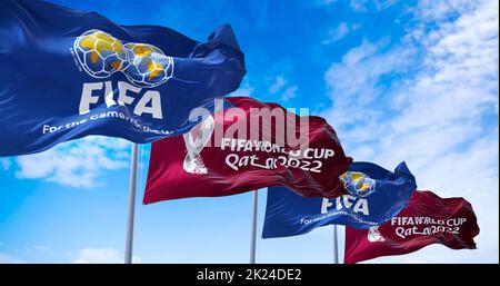 Doha, Katar, Januar 2022: Flaggen mit FIFA und Qatar 2022 WM-Logo winken im Wind. Die Veranstaltung ist in Katar vom 21. November bis 18 De geplant Stockfoto