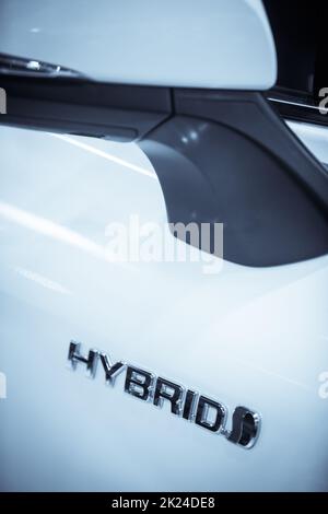 Bukarest, Rumänien - 10. Oktober 2017: Illustrative redaktionelle Nahaufnahme des Hybrid-Logos auf dem Toyota Prius. Stockfoto