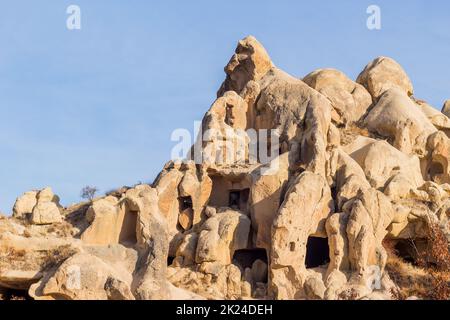 Blick auf Haus in Höhle geschnitzt. Ruinen eines alten Höhlenhauses. Historische Felswohnungen. Kappadokien, Türkei. Stockfoto