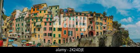 Ein Panorama Bild von der bunten Gebäude des Hafens von Riomaggiore, Cinque Terre. Stockfoto