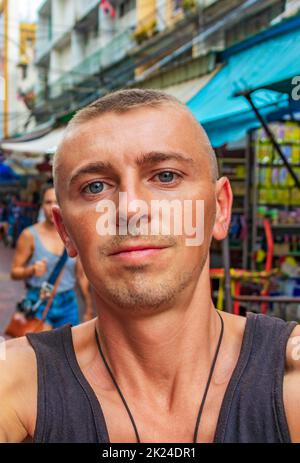 World travel Rucksackreisen in China Town Bangkok auf dem alten Markt. Kannst du jetzt noch in Thailand Rucksack tragen? Stockfoto