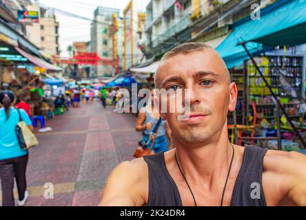 World travel Rucksackreisen in China Town Bangkok auf dem alten Markt. Kannst du jetzt noch in Thailand Rucksack tragen? Stockfoto