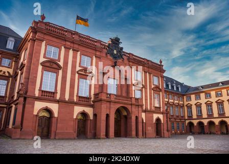 Mannheim University Entrance Building, Blick aus dem niedrigen Winkel an einem sonnigen Tag, Schloss, Deutschland Stockfoto