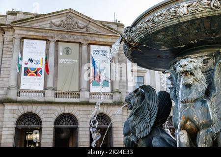 Porto, Portugal - 23. Oktober 2020: Fassade der Universität von Porto und Straßenatmosphäre an einem Herbsttag Stockfoto