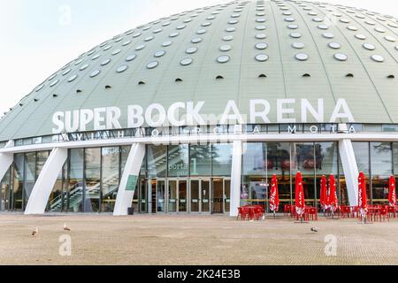 Porto, Portugal - 23. Oktober 2020: Fassade und Straßenatmosphäre des Pavillons der Super Bock Arena Rosa Mota, einer großen Aufführungshalle in der Stadt auf einem Stockfoto