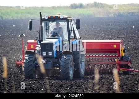 Russland, Temryuk - 15 Juli 2015: Traktor. Landmaschinen Traktor. Samen im Boden Stockfoto