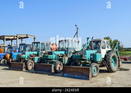 Russland, Temryuk - 15 Juli 2015: Traktor. Bulldozer und Grader. Traktor mit Schaufel zum Graben Boden. Das Bild war auf einem Parkplatz der Sites übernommen Stockfoto