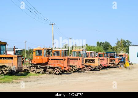 Russland, Temryuk - 15 Juli 2015: Traktor. Landmaschinen Traktor. Parken des Traktors landwirtschaftliche Maschinen. Das Bild war auf einem Parkplatz getroffen Stockfoto