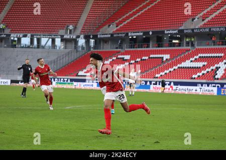 Kevin Schade (SC Freiburg) bejubelt sein Tor zum 2:0 im Spiel der 1. FBL: 21-22: 20. Spt. SC Freiburg vs VfB Stuttgart und streckt frech die Zunge he Stockfoto