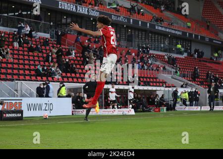 Hoch, höher, am Hächsten, Kevin Schade (SC Freiburg) bejubelt sein Tor zum 2:0 im Spiel der 1. FBL: 21-22: 20. Spt. SC Freiburg vs VfB Stuttgart D Stockfoto