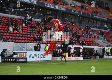 Kevin Schade (SC Freiburg) bejubelt frenetisch sein Tor zum 2:0 im Spiel der 1. FBL: 21-22: 20. Spt. SC Freiburg vs. VfB Stuttgart DFL-REGLEMENT Stockfoto