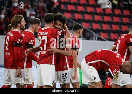 Jubel, Trubel, Heiterkeit - die Freiburger Spieler feiern das Tor von Kevin Schade (SC Freiburg) zum 2:0 Endstand im Spiel der 1. FBL: 21-22: 20. Spt Stockfoto