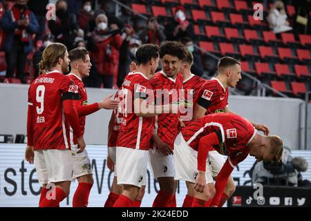 Torschuetze, Torschütze Kevin Schade (SC Freiburg) lässt sich nach seinem Tor zum 2:0 von den Kollegen feiern im Spiel der 1. FBL: 21-22: 20. Spt. SC Stockfoto