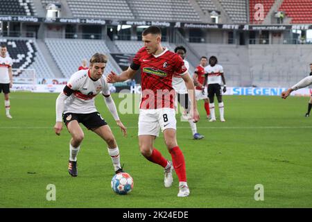 v. li. Im Zweikampf gegen Borna Sosa (VfB Stuttgart) und Maximilian Eggestein (SC Freiburg) im Spiel der 1. FBL: 21-22: 20. Spt. SC Freiburg gegen VfB Stut Stockfoto