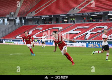 So schön kann Fißball sein: Kevin Schade (SC Freiburg) bejubelt sein Tor zum 2:0 Endstand im Spiel der 1. FBL: 21-22: 20. Spt. SC Freiburg vs VfB Stu Stockfoto