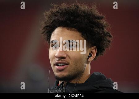 Funkelende Fußballeraugen und Riesen-Talent: Kevin Schade (SC Freiburg) nach dem Spiel der 1. FBL: 21-22: 20. Spt. SC Freiburg gegen VfB Stuttgart DFL Stockfoto