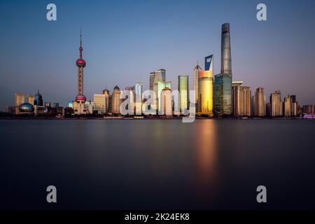 Shanghai - 15. November 2019 : Lujiazui Skyline, vom Bund aus gesehen, über den Huangpu Fluss, das höchste Gebäude ist der Shanghai Tower. Die Lujia Stockfoto