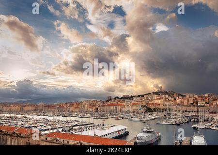 Luftpanorama auf die Basilika Notre Dame de la Garde und den alten Hafen in Marseille, Frankreich Stockfoto
