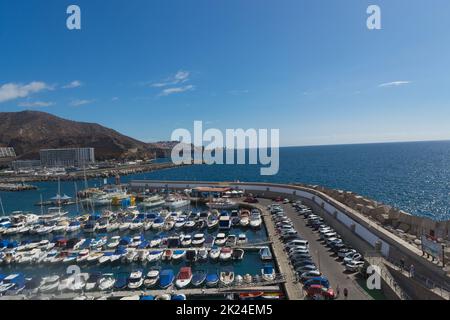 Cran Canaria, Puerto Rico, Spanien - 16. November 2019: Marina in Puerto Rico de Gran Canaria. Postkarte, spanien. Stockfoto