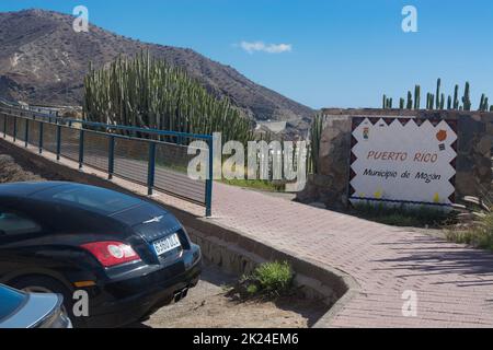 Cran Canaria, Puerto Rico, Spanien - 16. November 2019: Chrysler Crossfire Coupe auf einem Parkplatz oberhalb der Marina in Puerto Rico auf Gran Canaria. Stockfoto