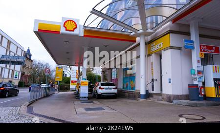 Dortmund, Deutschland - 28. Dezember 2021: ROHBRENNSTOFFE und Tankstelle in Dortmund, Deutschland - 28. Dezember 2021 Stockfoto