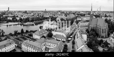 BRESLAU, POLEN - 14. OKTOBER 2021: Aus der Vogelperspektive die Stadt. Cathedral Island. Panoramablick. Schwarz und Weiß. Stockfoto