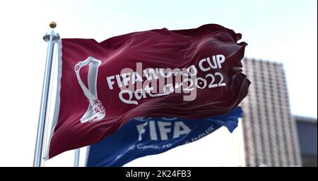 Doha, Katar, Januar 2022: Flaggen mit FIFA und Qatar 2022 WM-Logo winken im Wind. Die Veranstaltung ist in Katar vom 21. November bis 18 De geplant Stockfoto