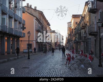 CHIVASSO, ITALIEN - CA. DEZEMBER 2021: Via Torino High Street Stockfoto