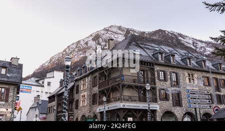 Saint Lary Soulan, Frankreich - 26. Dezember 2020: Traditionelle Architektur von Gebäuden, die typisch für das Stadtzentrum des Skigebiets an einem Wintertag sind Stockfoto