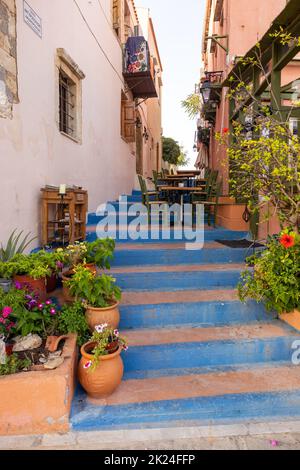 Kleine schmale Straße mit blauen Treppen in der Altstadt von Rethymnon, Kreta Insel, Griechenland Stockfoto