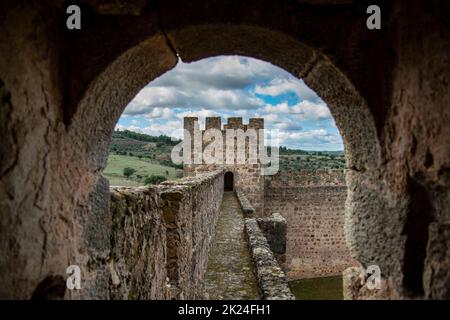 Das castelo da Amieira da Tejo im Dorf Amieira do Tejo in Alentejo in Portugal. Portugal, Amieira do Tejo, Oktober 2021 Stockfoto